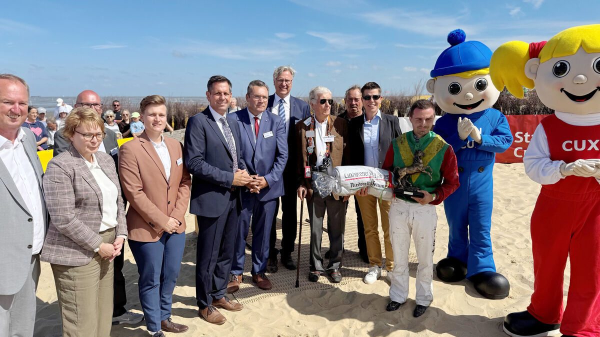 Rennen - Galopper, Distanz 1.400 Meter (Ehrenpreis und 6.000 Euro); Wanderpokal des Niedersächsischen Ministerpräsidenten (Idee-Kaffee-Preis 2025 - Preis der Cuxhaven-Niederelbe Verlagsgesellschaft mbH & Co KG) (v.l.n.r): Cuxhavens Oberbürgermeister Uwe Santjer, Niedersächsische Innenministerin Daniela Behrens, Wattrenn-Geschäftsführer Markus Sellmer, Janine Puschmann (Cuxhaven-Niederelbe Verlagsgesellschaft mbH & Co KG), Niedersächsischer Ministerpräsident Olaf Lies, Ralf Drossner (Cuxhaven-Niederelbe Verlagsgesellschaft mbH & Co KG), Wattrennverein-Präsident Jos van der Meer, Albert Darboven (J. J. Darboven), Besitzer Volker Franz Schleusner, Karen Thestorff, Sieger Kevin Braye sowie die beiden Maskottchen des Nordseeheilbades Cuxhaven Jan Cux und Cuxi. Der Sieger Kevin Braye war 650 Kilometer weit angereist, um an dem Wattrennen erstmalig teilzunehmen. Foto: Wattrennverein