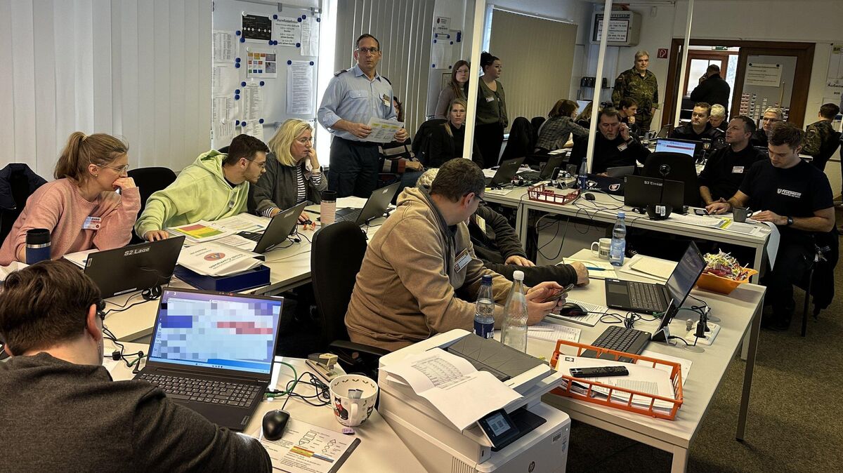 Auch bei der Verschärfung der Lage bleibt es dabei: Betriebsamkeit ohne Hektik in der Stabszentrale. Hier greifen die Kompetenzen ineinander, konzentriert werden Informationen eingeholt und Hilfen veranlasst. Fotos: Reese-Winne