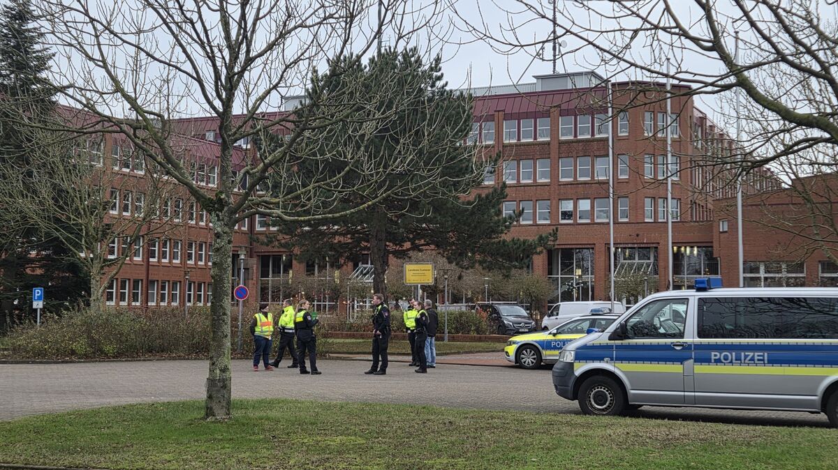 Die Polizei ist nach der Bombendrohung am Kreishaus Cuxhaven vor Ort. Foto: Brettschneider