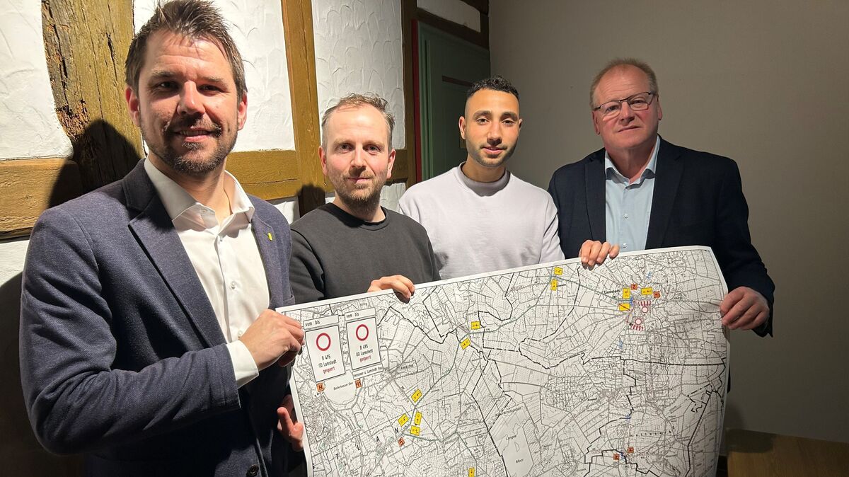 Verwaltungschef Frank Springer, der Vertreter der Landesbehörde für Straßenbau, Bauleiter Wael Youssef von der Firma Stehnke und Lamstedts Bürgermeister Manfred Knust mit einem Plan für die Baumaßnahem an der B495. Foto: Rohde