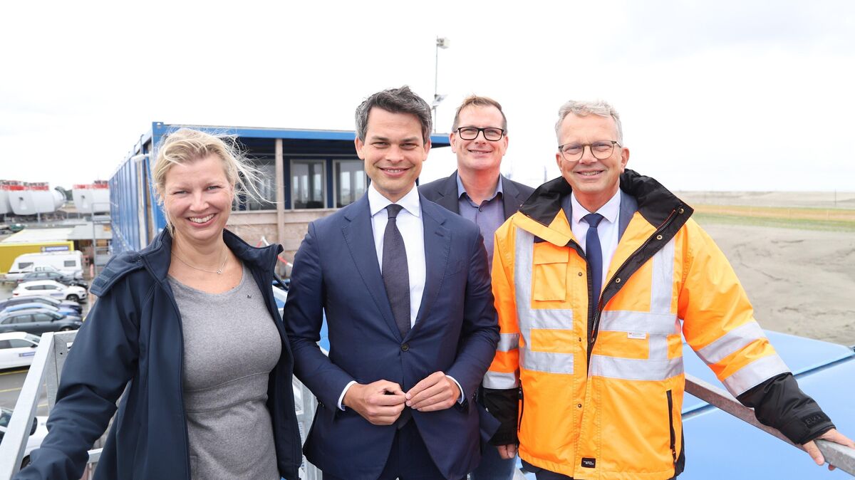 Die beiden NPorts-Niederlassungsleiter und NPorts-Geschäftsführer Holger Banik (r.) mit Christoph Ploß (CDU), Koordinator der Bundesregierung für maritime Wirtschaft und Tourismus (2.v.l). Foto: Larschow