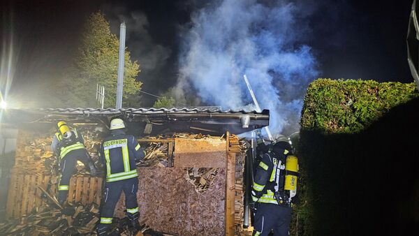 Holzstapel brennt am Wohnhaus in Hemmoor: Nachbar verhindert größeres Feuer