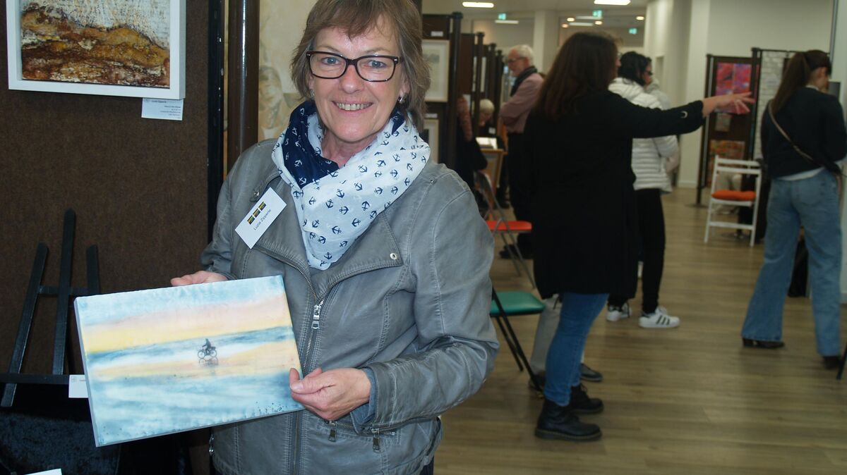Luzia Zipperle zeigt auf der Messe "Cux Art" in der Kugelbakehalle ihr Werk aus Wachs "Radtour durchs Watt". Die Ihlienworther Künstlerin war sehr zufrieden mit der Resonanz auf der Messe. Foto: Bohlmann-Drammeh