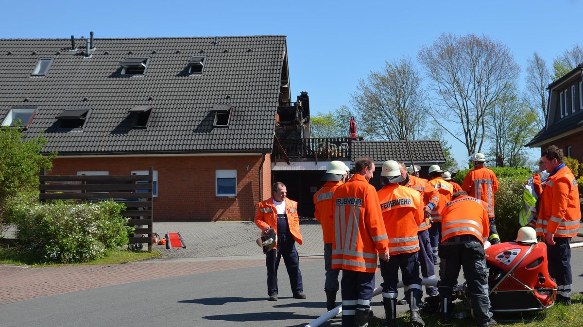 Einsatz beendet: Die Lamstedter Feuerwehr kurz vor Abschluss der Löscharbeiten bei dem Wohnhausbrand im Kornblumenkamp in Lamstedt, bei dem am Dienstag eine dreiköpfige Familie aus ihrer Wohnung gerettet werden konnte. Foto: Lange