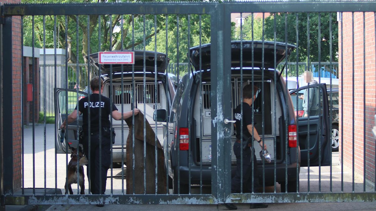 Vor einem Jahr: Am 14. Juni 2018 durchsuchten 170 Polizeibeamte Räume und Wohnungen der mutmaßlichen "Golden-Brothers"-Mitglieder in Cuxhaven. Sie stellten Drogen und Waffen sicher. Die Banden-Mitglieder sollen im großen Stil mit Betäubungsmitteln gehandelt haben. Archivfoto: Lütt