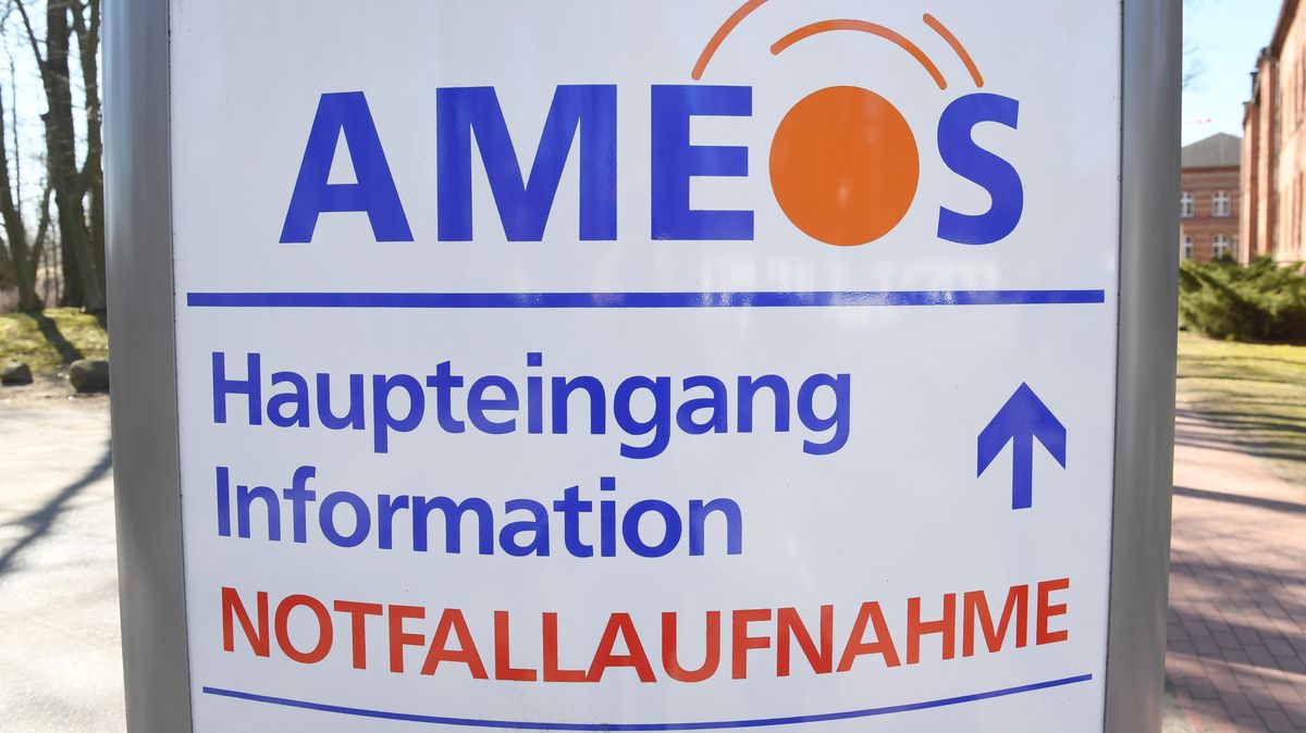 Blick auf ein Schild mit dem Schriftzug des Krankenhausbetreiber "Ameos" in Mecklenburg-Vorpommern. Symbolfoto: Sauer/dpa
