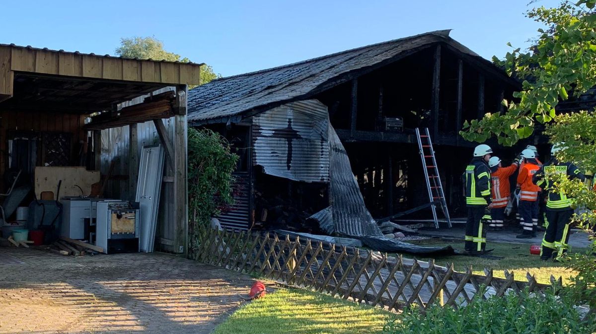 Ein Feuer zerstörte diese Garage in Ihlienworth (Kreis Cuxhaven). Es verbrannten auch mehrere Oldtimer und Motorräder. Foto: Feuerwehr