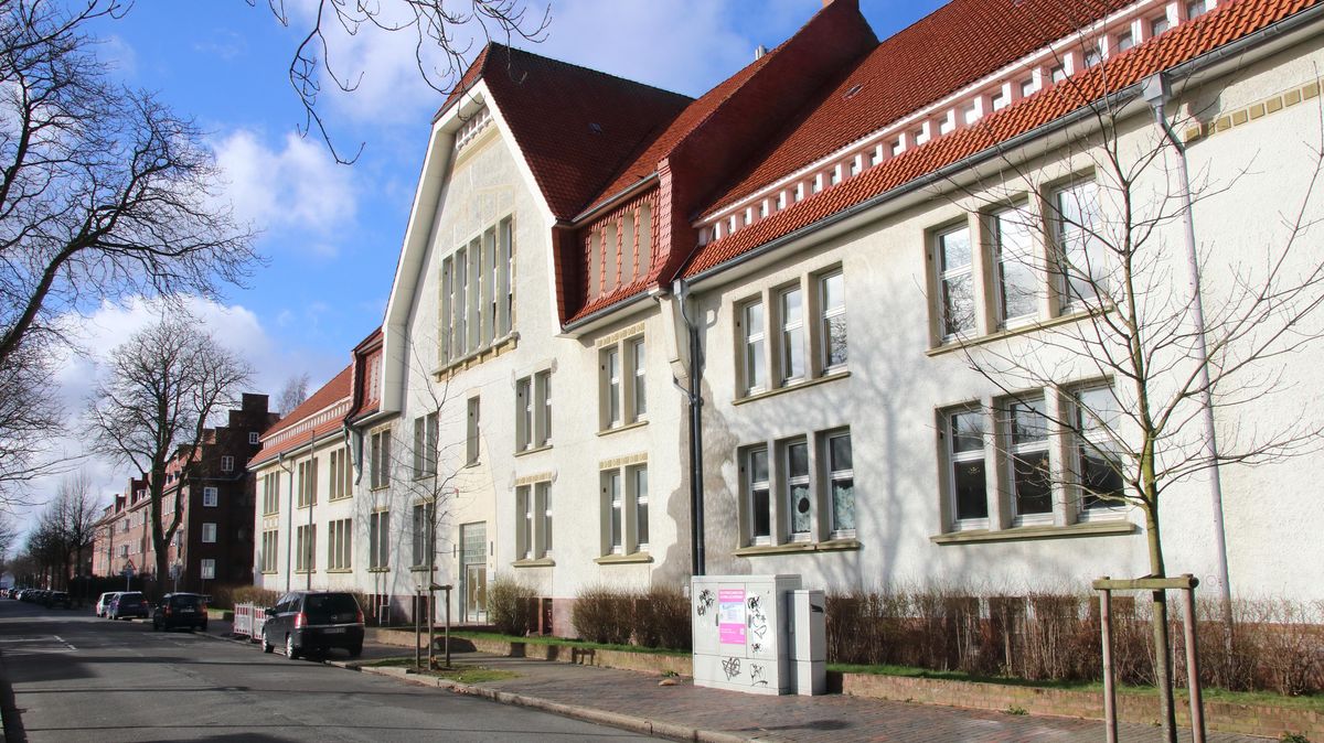 Ist der Dornröschenschlaf bald beendet? Nachdem das ehemalige Gorch-Fock-Schulgebäude fünf Jahre lang brach lag, konkretisieren sich die Nachnutzungspläne. Ein chinesischer Investor will dort ein Museum zu einem zwiespältigen Kapitel deutsch-chinesischer Militärgeschichte nebst Hotel realisieren. Foto: Koppe 