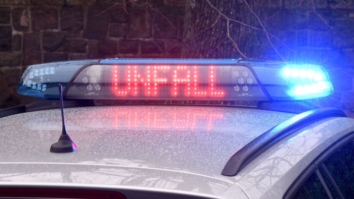 Nach einem riskanten Überholmanöver auf der A27 bei Nordholz sucht die Polizei Zeugen, um den Unfallhergang zu klären. Foto: Rehder/dpa