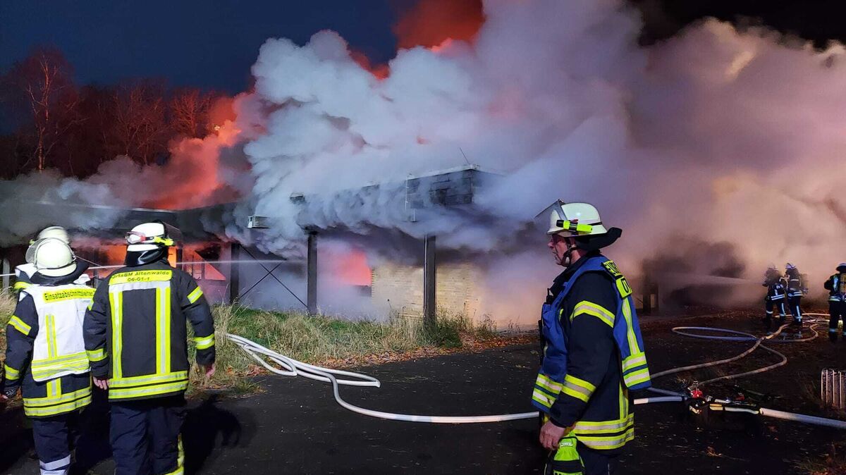 Zahlreiche Einsatzkräfte löschen die lichterlohen Flammen. Foto: Fischer