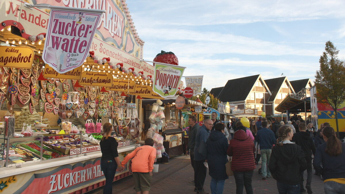 So sah es im vergangenen Jahr aus: Der Marktplatz Cadenberge verwandelte sich in einen stimmungsvollen Rummelplatz.