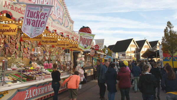 Herbstmarkt Cadenberge 2025: Rummelspaß mit Flohmarkt & Karussells - bald geht es los
