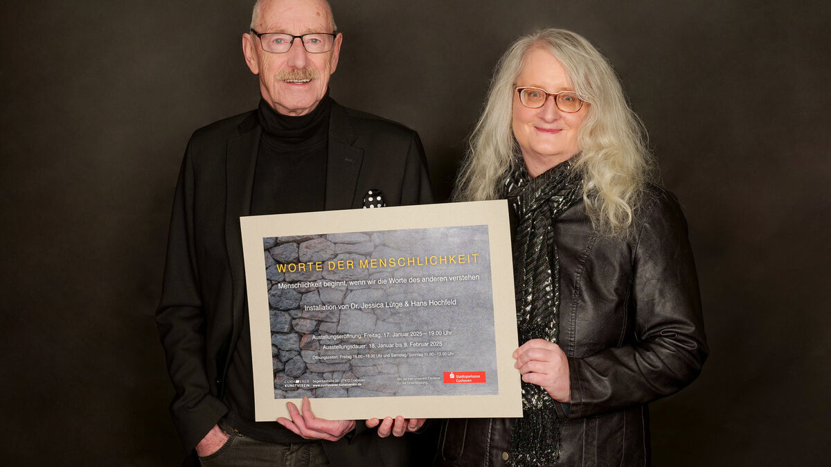 Kunstvereinsvorsitzender Hans Hochfeld und Dr. Jessica Lütge hoffen, dass die Besucher der kommenden Ausstellung „Worte der Menschlichkeit" die Botschaften nicht nur auf sich wirken lassen, sondern auch in ihren Alltag mitnehmen.