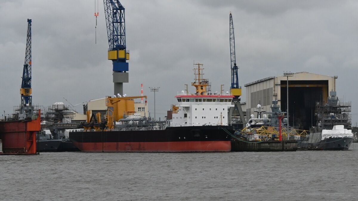 Das Laderaumsaugbaggerschiff „Osteriff“, seit 2016 im Bau, liegt schon seit etwa drei Jahren bei der Blohm + Voss Werft in Hamburg. Im Dezember 2022 erhielt die Werft den Auftrag zur Endausrüstung des Arbeitsschiffes. Foto: Vasel