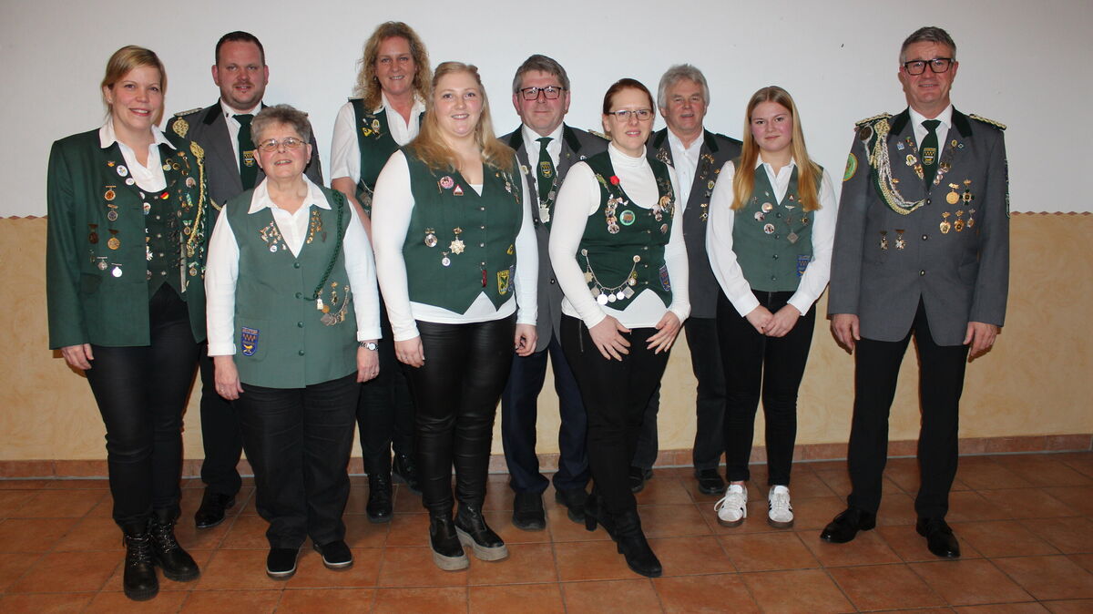 Alle Geehrten und neugewählten Mitglieder des Schützenvereins Armstorf. Foto: Morjan