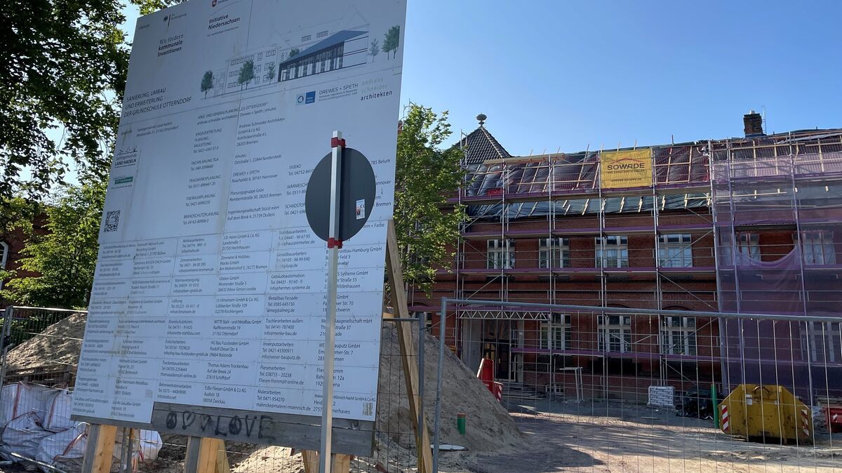Sanierungsarbeiten an der historischen Grundschule Otterndorf: Das eingerüstete Gebäude zeigt Fortschritte bei der Dachsanierung. Foto; Lütt