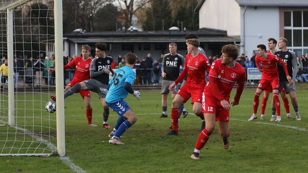 Traumtor und Diskussionen: Rassiges Cuxhavener Stadtderby ohne Sieger (mit Fotos)