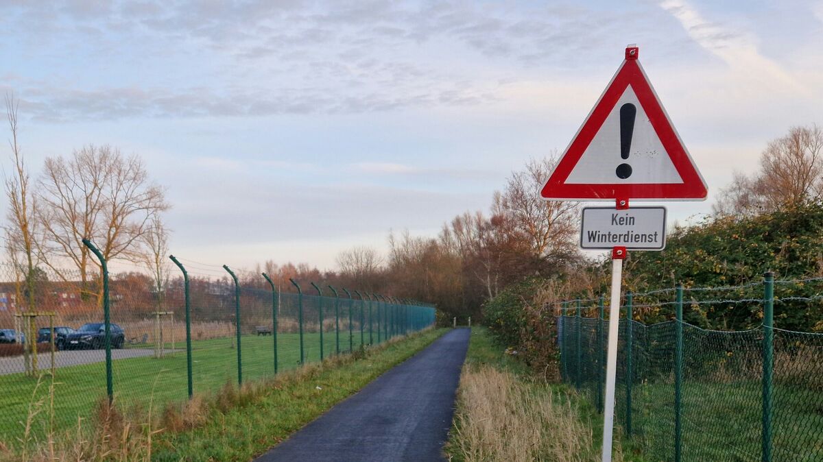 „Kein Winterdienst“: Nachdem mehrere Cuxhavener Stürze auf der Brücke an der Anton-Flettner-Straße gemeldet hatten, sorgte das Aufstellen dieses Schildes durch die Stadt für Empörung. Foto: Larschow