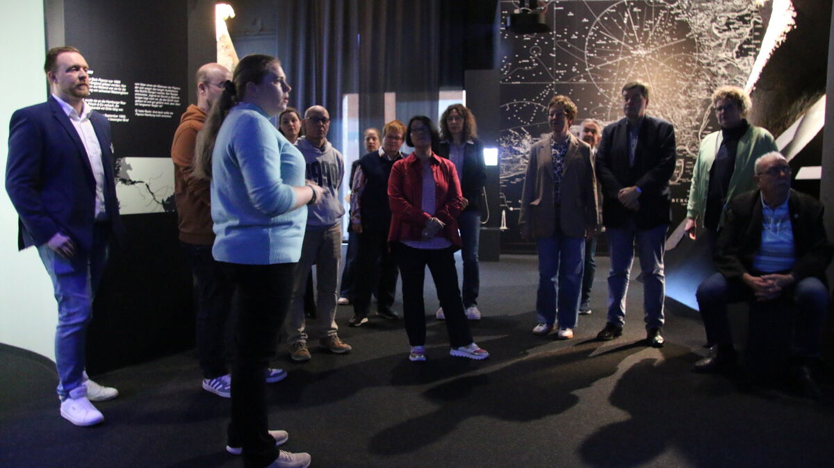 Der Kulturausschuss vor dem Rundkino des Museums Windstärke10: Was einst ein Ausstellungshighlight war, liegt seit rund drei Jahren immer einmal wieder im Dunkeln. Der Förderantrag ist gestellt, die Hoffnung bleibt. Foto: Potschka