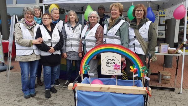 "Rassismus ist unnötig" - Omas gegen Rechts fördern Austausch mit Kindern