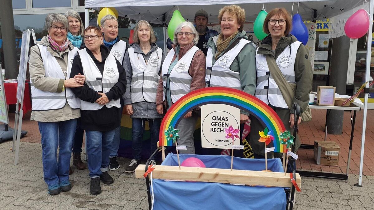 „Omas gegen Rechts“ setzen sich in Hemmoor für den Weltkindertag und für Kinderrechte ein. Sie fördern den Dialog mit der nächsten Generation. Foto: Omas gegen Rechts