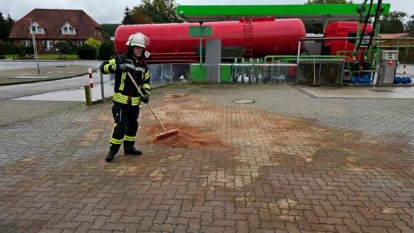 Fauxpas sorgt für Umwelteinsatz in Hemmoor: Fast 300 Liter Diesel laufen aus