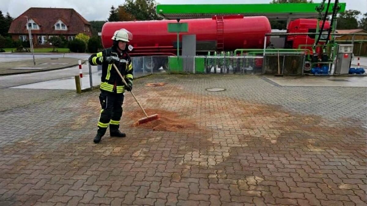 Um eine Gewässerverunreinigung zu verhindern, dichten die Feuerwehrleute umgehend einen angrenzenden Gully ab, damit kein Kraftstoff in die Kanalisation gelangen kann. Foto: Lange
