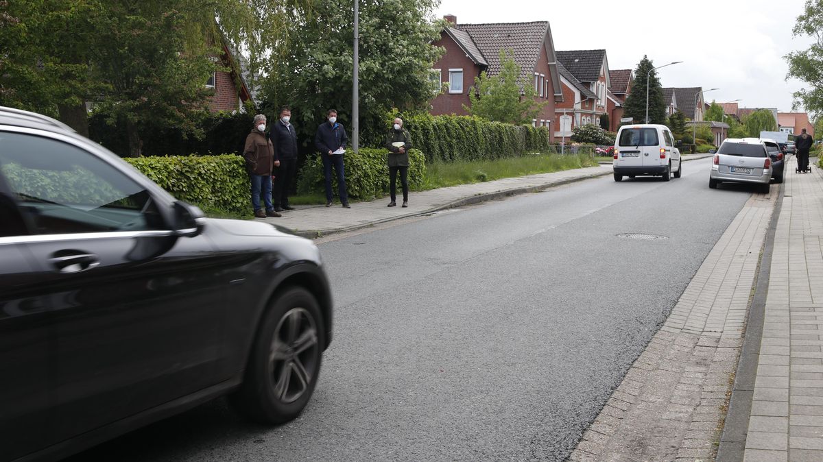Bald müssen Autofahrer an dieser Stelle für Schulkinder im Cuxhavener Ortsteil Lüdingworth bremsen: Andreas Ebelt und Andreas Westphal (städt. Verkehrsbehörde, hier mit Ortsbürgermeister Thomas Brunken und Ortsratsmitglied Bernd Markus Böye, v. r.) bezeichneten den Standort für eine Bedarfsampel. Foto: Koppe