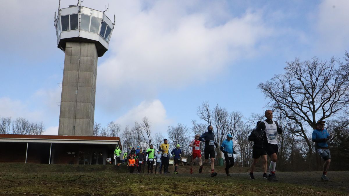 Die Teilnehmer starteten am Fuß des Aussichtsturms Deutscher Olymp. Die 1342 Meter lange Runde führte zunächst bergab durch Kurpark am Zoogelände vorbei. Nach einer scharfen Linkskurve in Höhe des Zooeingangs ging es dann wieder den Berg hinauf zum Olymp. Foto: Lütt