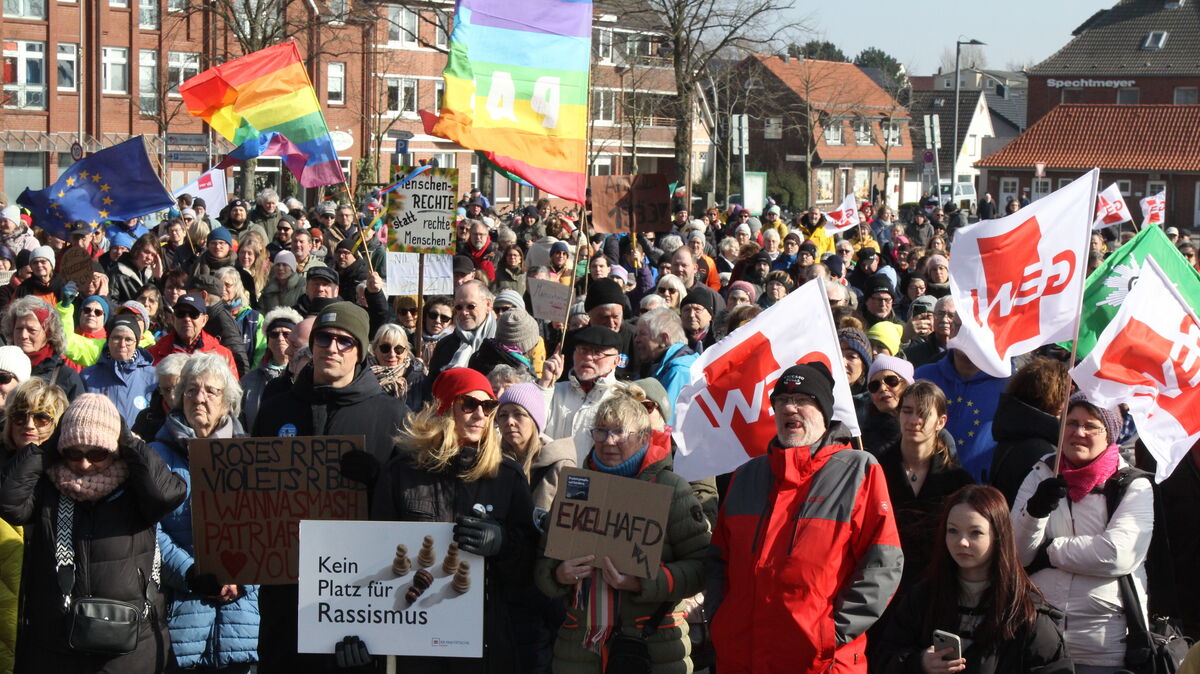 Weniger als beim letzten Mal, aber immer noch eindrücklich: Kundgebung gegen Rechtsextremismus und für Demokratie in CuxhavenFotos: Reese-Winne