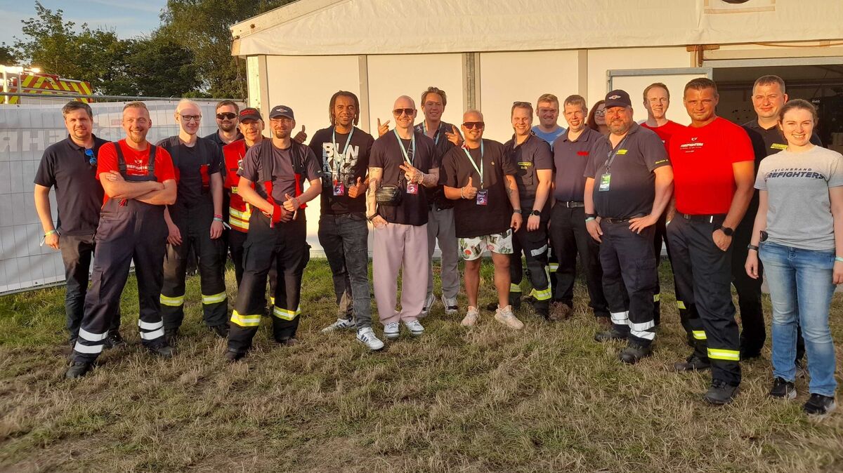 Am Freitagabend statten die Culcha-Candela-Bandmitglieder den Feuerwehrleuten auf dem Deichbrand-Gelände einen Besuch ab. Gut zwei Stunden später spielt die Band im Palastzelt. Foto: Rendelsmann