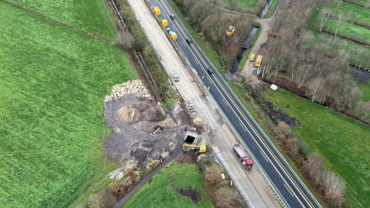 Die Sanierungsarbeiten am Durchlass an der A27 zwischen Nordholz und Altenwalde sorgten für eine Sperrung - und Verkehrsbehinderungen. Foto: Makel