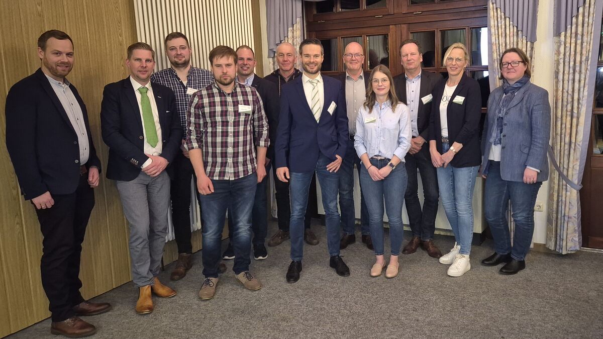 Unser Foto zeigt den neuen Vorstand mit den Büroangestellten (v.l.): Jannes Wilkens, Tobias Schumacher, Joost Tampke, Martin Filter, Henning Plate, Roland Schlichting, Dennis Glowka, Ulf Gieseler, Saskia Hoekstra, Jan-Peter Rüst, Heike Schlichting und Wiebke Meyer. Foto: Maschinenring Land Hadeln