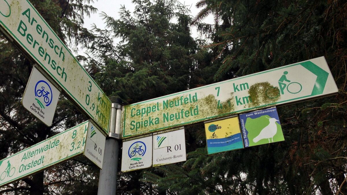 Die Wegweiser an der Nordseeküste in Cuxhaven weisen Radfahrern den Weg – der Trend geht aber zur Knotenpunktbeschilderung, die im Kreis Cuxhaven auf den Weg gebracht werden soll. Foto: Koppe