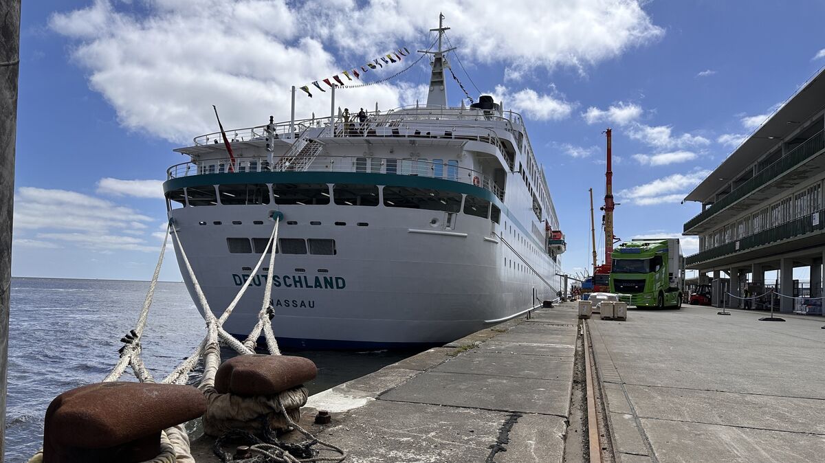 MS "Deutschland" hat am Steubenhöft festgemacht. Weitere Aufenthalte in Cuxhaven sind geplant. Foto: Reese-Winne