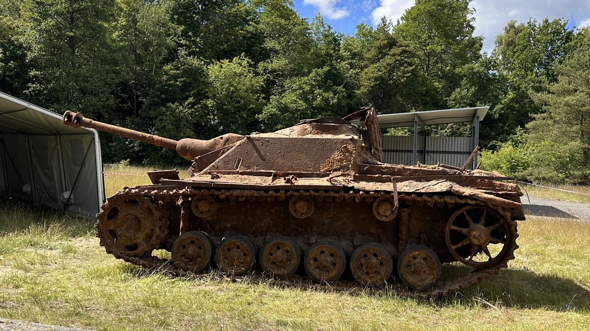 Nach der Bergung wurden Presse und Museumsvertretern erste Blicke auf das in Nordholz wieder aufgetauchte Sturmgeschütz gewährt. Foto: Reese-Winne