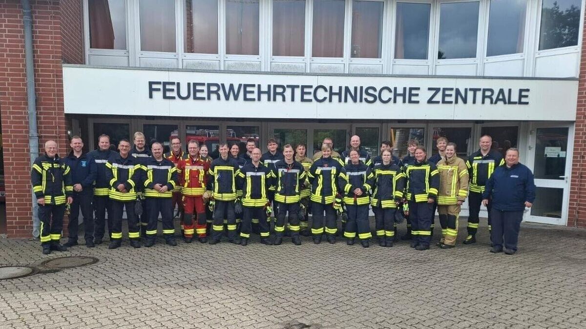 22 Teilnehmer des Lehrgangs QS 3 Truppführer bestehen vor einem hochmotivierten Ausbilderteam ihre Prüfung und dürfen ab sofort einen Trupp eigenständig führen. Foto: Feuerwehr