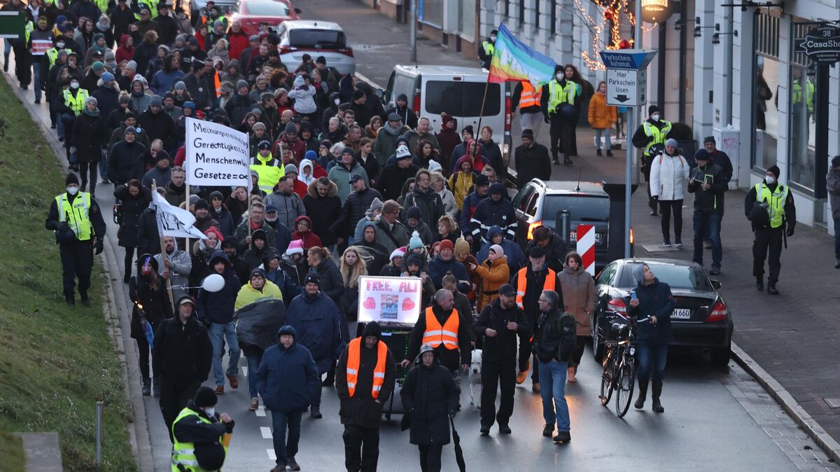 Am vergangenen Sonntag bewegte sich der Protestzug der Bewegung "Cuxhaven geht spazieren" unter anderem durch die Deichstraße. Mitgeführt wurde auch ein Plakat mit dem Schriftzug "Free Ali" ("Befreit Ali") und einem Bild des Inhaftierten.Foto: Lütt