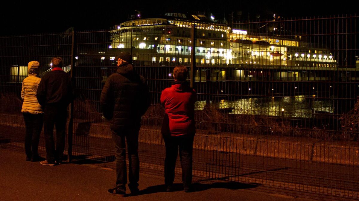 Enttäuscht stehen Schaulustige hinter dem Zaun des Yachthafens. Sie hatten auf eine große Begrüßungsfeier des Kreuzfahrtschiffs "Otto Sverdrup" gehofft, die aus organisatorischen Gründen nicht stattfinden konnte. Foto: Stoike