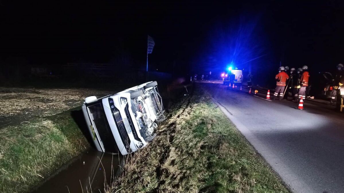 Das Fahrzeug liegt in dem tiefen Graben. Der Fahrer kann sich selbst befreien. Foto: Feuerwehr