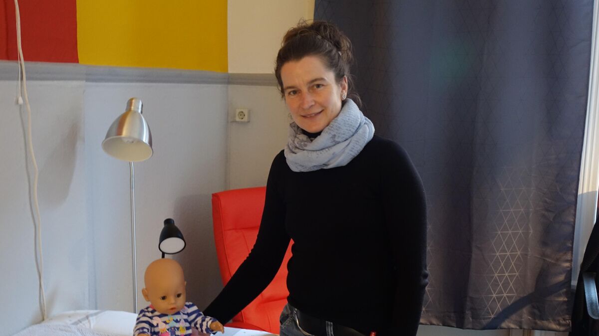 Hebamme Heike Kastner (46 Jahre) bietet in den Räumen des Paritätischen eine Eltern-Säuglings-Beratung an. Auch Vorsorge-Untersuchungen können Schwangere bei ihr machen lassen. Die Beratungsstelle soll als Angebot des Landkreises eine Lücke in der Versorgung von Schwangeren stopfen. Foto: Bohlmann-Drammeh