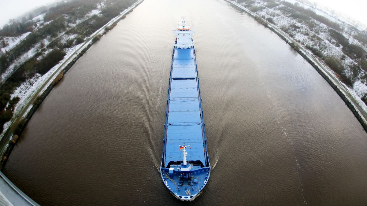 Ein Frachter fährt über den Nord-Ostsee-Kanal in Richtung Kiel. Dabei handelt es sich NICHT um eines der Schiffe, die an dem Vorfall vor Brunsbüttel beteiligt waren. Symbolfoto: Carsten Rehder/dpa