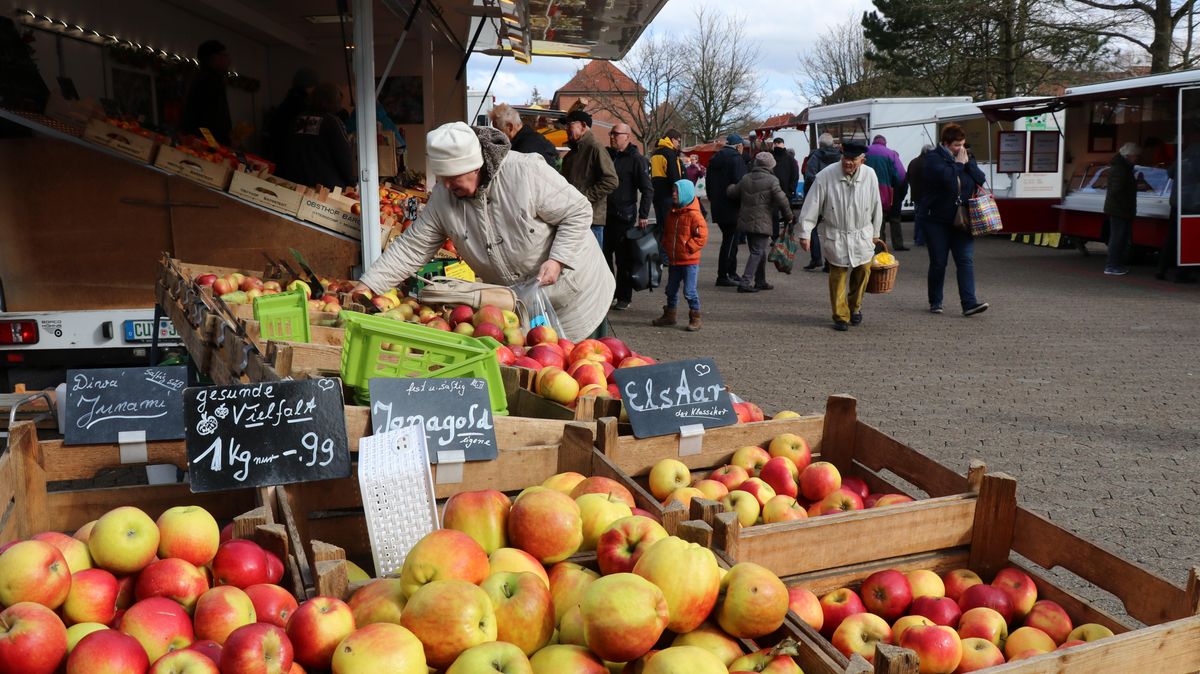 Weil sie offenbar nicht im Supermarkt einkaufen gehen wollen, weichen immer mehr Cuxländer während der Pandemie auf Wochenmärkte aus. Foto: Mangels