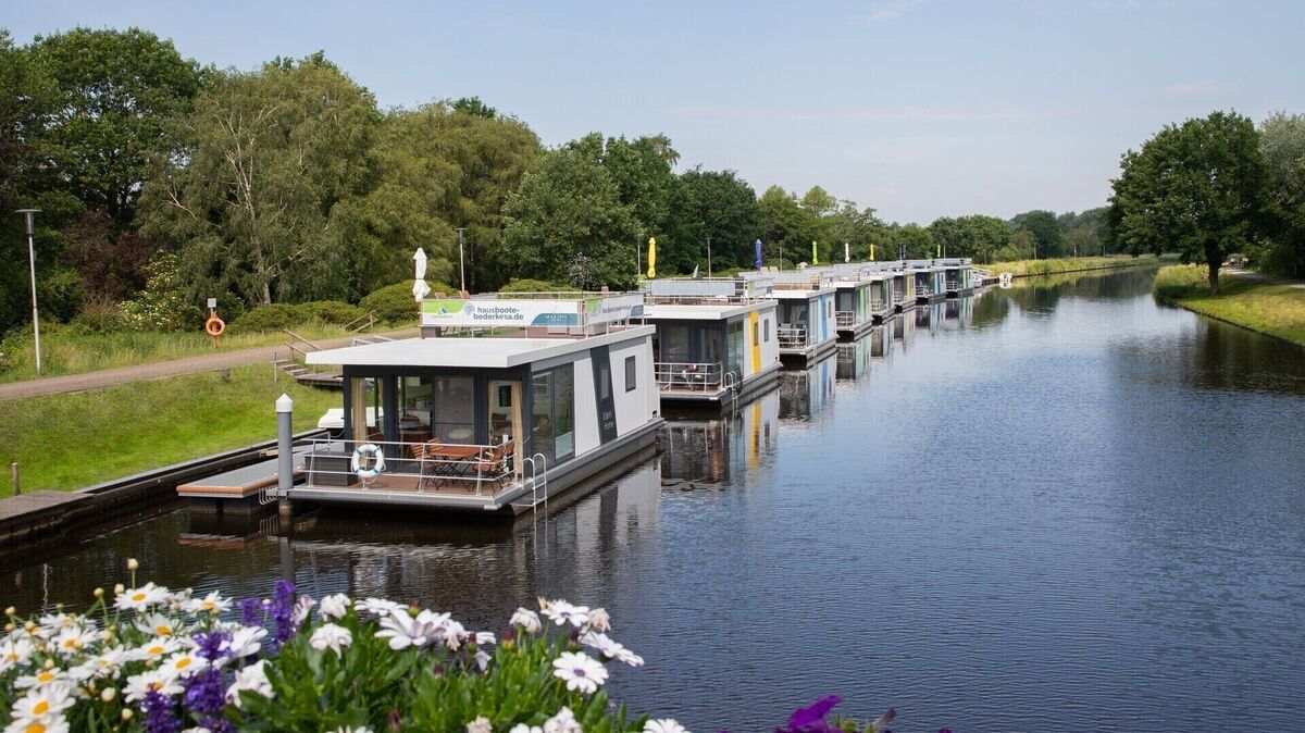 Die Hausboote auf dem Kanal in Bad Bederkesa sind beliebte und gut gebuchte Ferienunterkünfte. Bekommt nun auch das Nordseebad Otterndorf schwimmende Ferienwohnungen? Foto: Cuxland Ferienparks GmbH