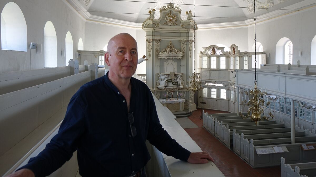 Frank Auf dem Felde interessiert sich besonders für die Geschichte von Osten und der St. Petri-Kirche. Foto: Grell