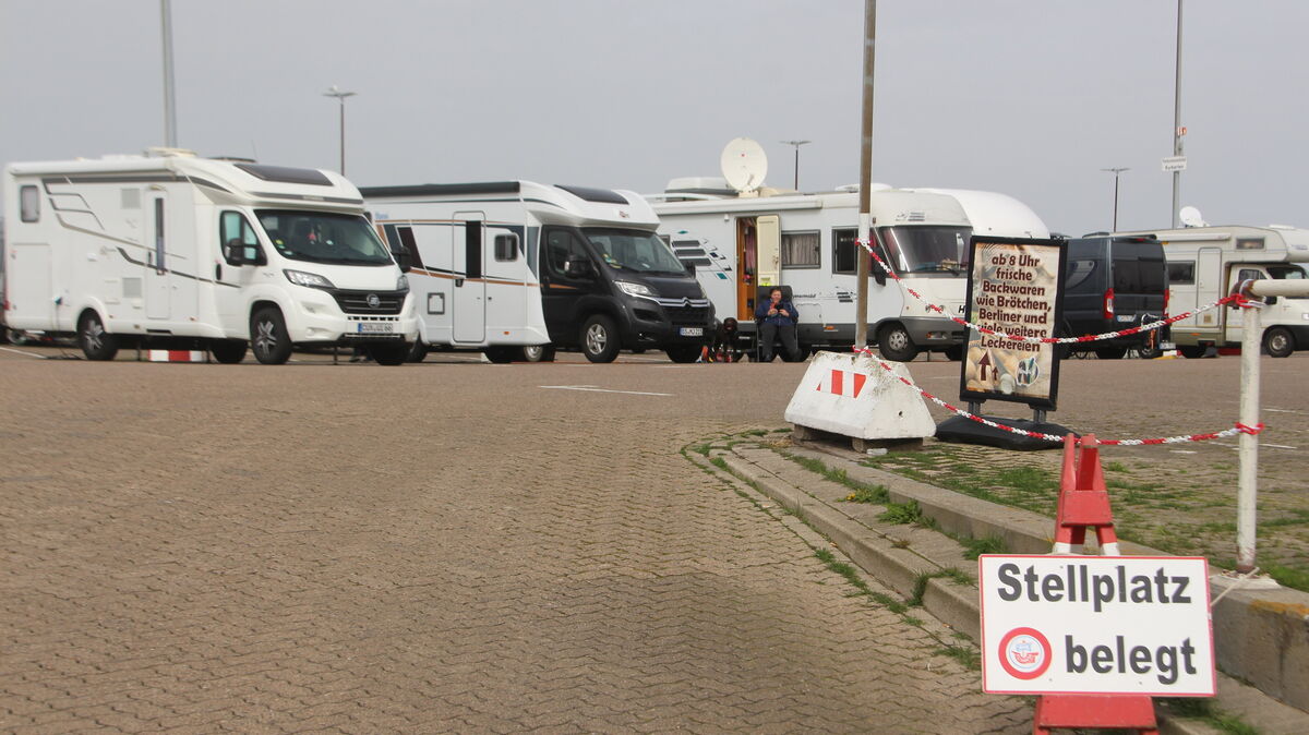 Die "Platte" am Fährhafen ist an sonnigen Feiertagen auch schon mal ausgebucht. Wohnmobilisten aus ganz Deutschland schätzen Betonparkplatz an der Elbmündung.