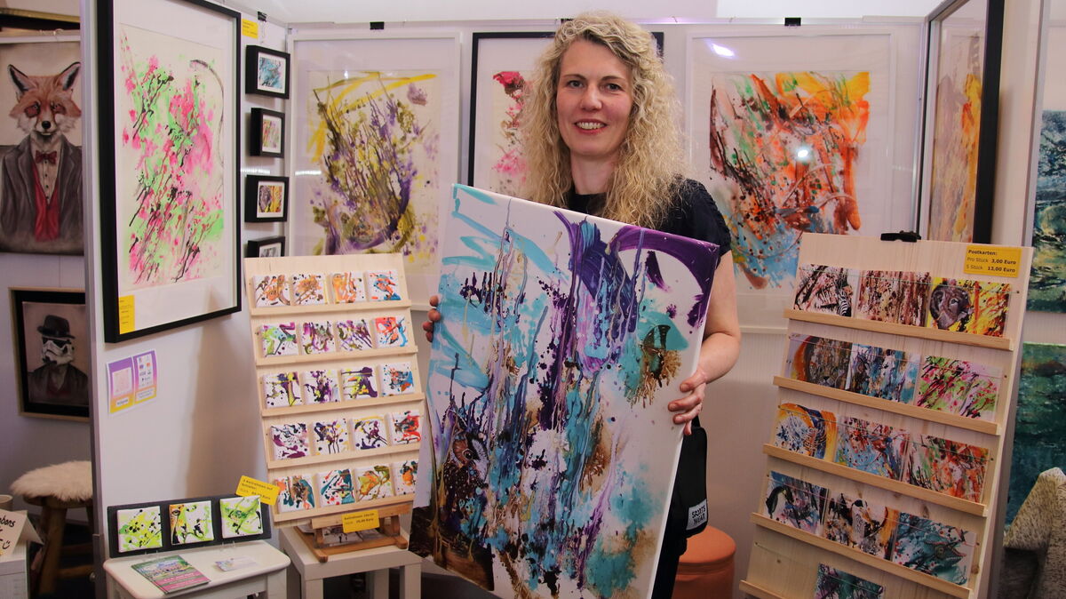 Susanne Sokoll, Künstlerin aus Langwedel, war nicht nur das erste Mal auf der Cux Art zu Gast. Neu war für sie auch das Messe-Format an sich, das sich von der Präsentation in Galerien unterschied. Fotos: Koppe