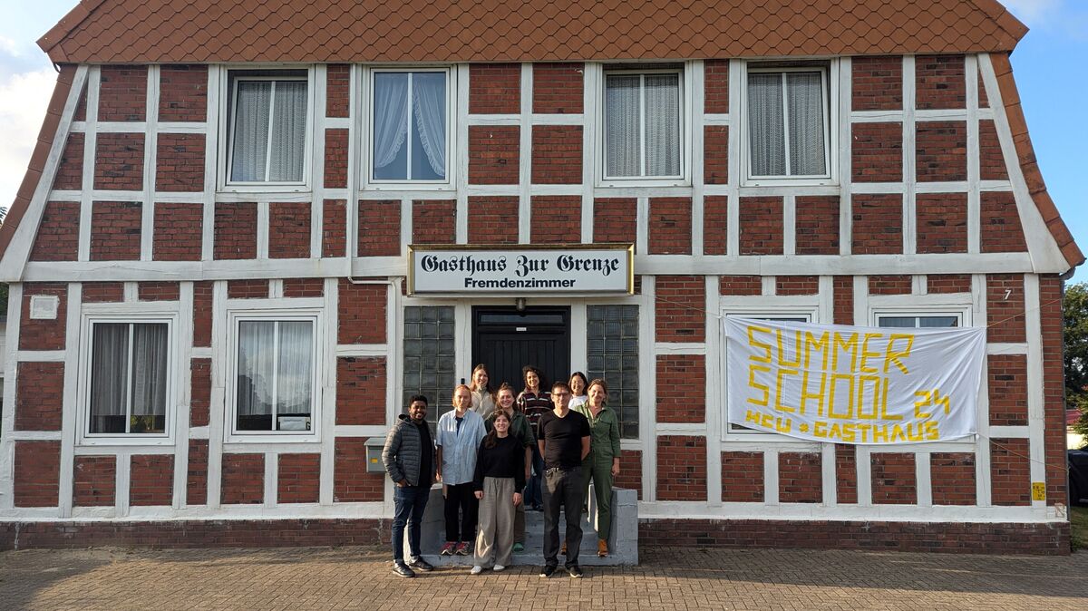 Das ehemalige Gasthaus "Zur Grenze" ist für die Studierenden (hier mit den neuen Eigentümern) Forschungsobjekt, Hörsaal, Mensa und Quartier in einem. Foto: HCU Hamburg