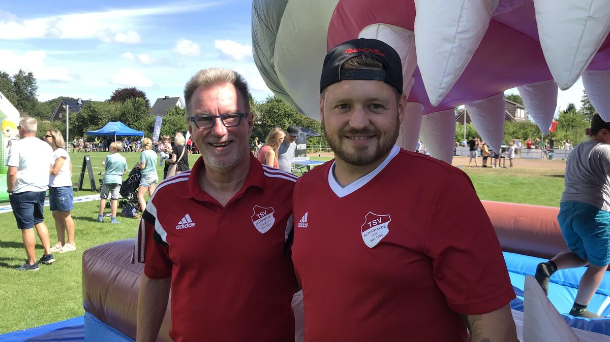 Michael Buhlmann (l.) und Marc Bösen freuten sich riesig über die tolle Resonanz und den ehrenamtlichen Einsatz. Foto: Reese-Winne