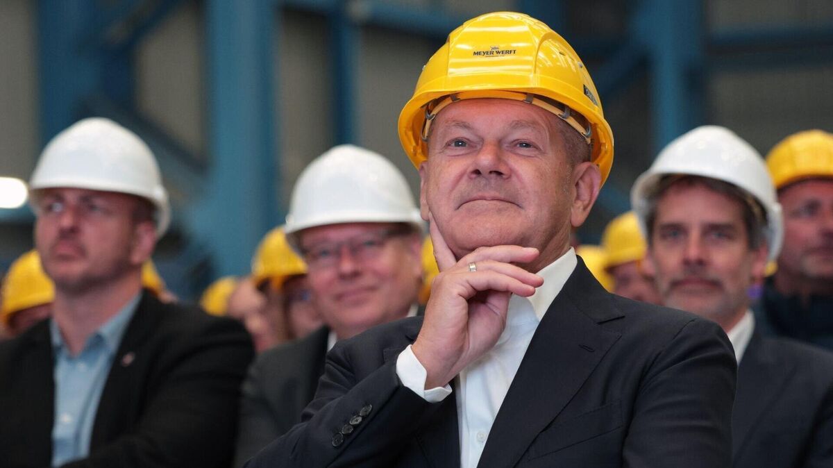 Das Foto zeigt Bundeskanzler Olaf Scholz bei der Meyer Werft. Am Mittwoch ist er bei der Lloyd-Werft zu Gast. Foto: Markus Hibbeler